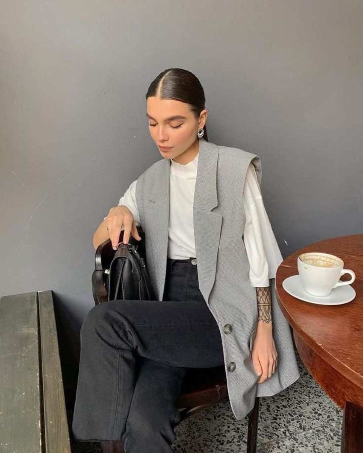 5 ideias de títulos:
1. Colete Alongado: O Guia Definitivo para um Estilo Sofisticado
2. Maxicolete: Como Incorporar essa Peça-Chave no seu Guarda-Roupa
3. Dicas de Styling: Transforme seu Visual com o Colete de Alfaiataria
4. Do Casual ao Elegante: Versatilidade do Colete Alongado
5. Colete Masculino: Tendências e Como Usar com Estilo