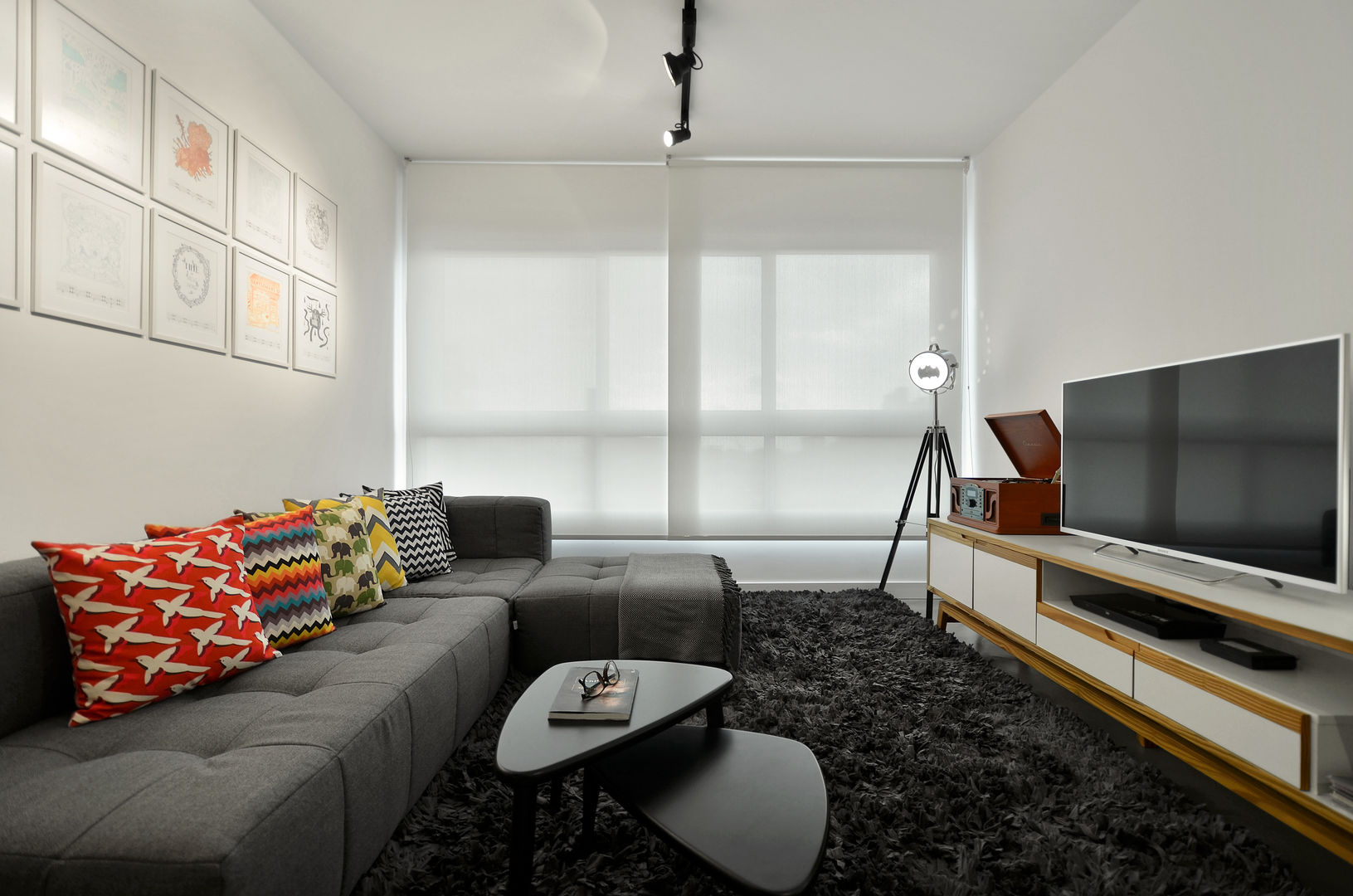 Considere o layout: Como seus móveis estão dispostos? O tapete deve conversar com a disposição do sofá, poltronas e mesa de centro. - inspiração 3