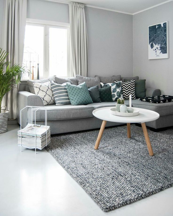 Frente a frente: Se a sala tem duas áreas de estar distintas, como uma para TV e outra para leitura, considere usar dois tapetes que se complementem. - inspiração 1