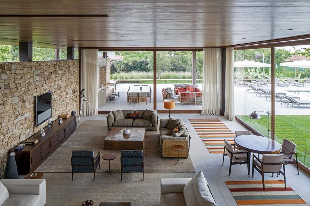 Tapetes redondos ou quadrados: Como eles se encaixam? Um tapete redondo pode trazer movimento e quebrar a linearidade dos móveis. Posicione-o de forma que ele 'ancore' um grupo de móveis. - inspiração 2