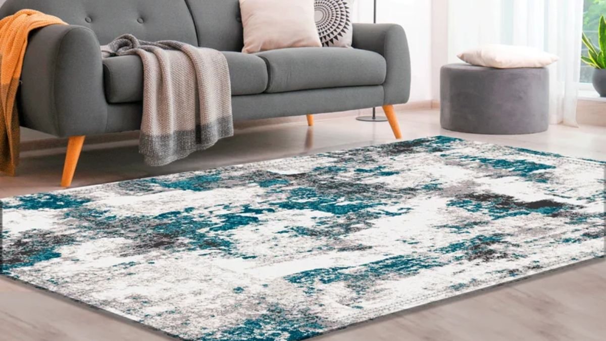 Tapetes redondos ou quadrados: Como eles se encaixam? Um tapete redondo pode trazer movimento e quebrar a linearidade dos móveis. Posicione-o de forma que ele 'ancore' um grupo de móveis. - inspiração 3