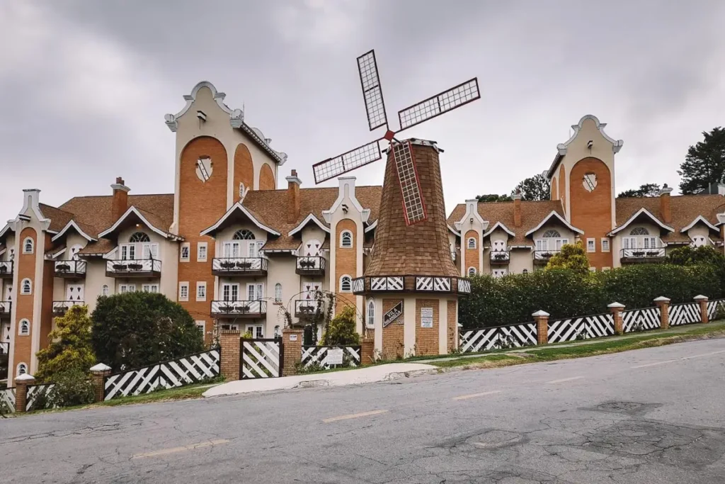 Apreciando a Arquitetura Europeia: Um Passeio Visual pelo Bairro Vila Inglesa - inspiração 2