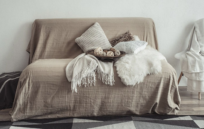 Dobras Inteligentes: Técnicas que Elevam o Visual do Sofá - inspiração 1