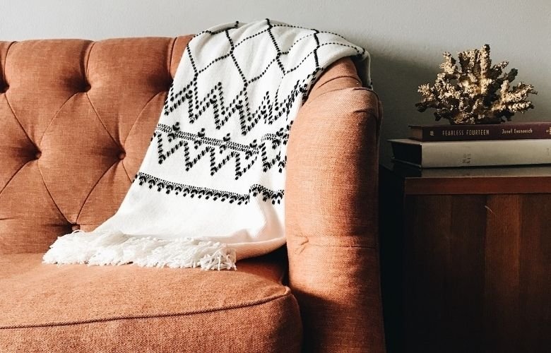 Mantas em Sofás de Couro: Um Contraste de Texturas que Funciona - inspiração 2