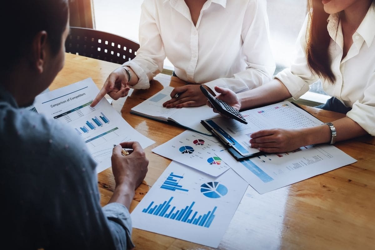 Contabilidade Além dos Números: Desenvolvendo Habilidades de Comunicação e Liderança