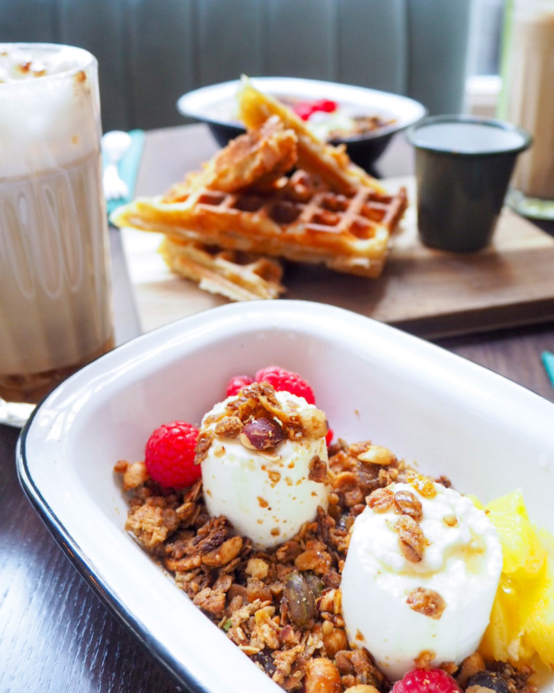 Brunch Parisiense Autêntico: Uma Experiência de Domingo - inspiração 1