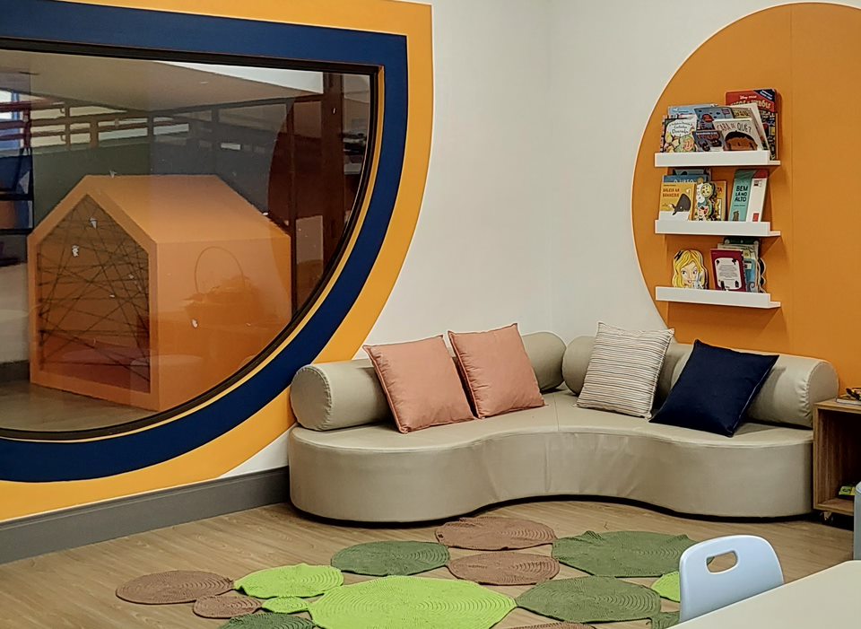 Cantinho de leitura com caixotes de feira vs. prateleiras de papelão: qual a melhor opção para seu filho?