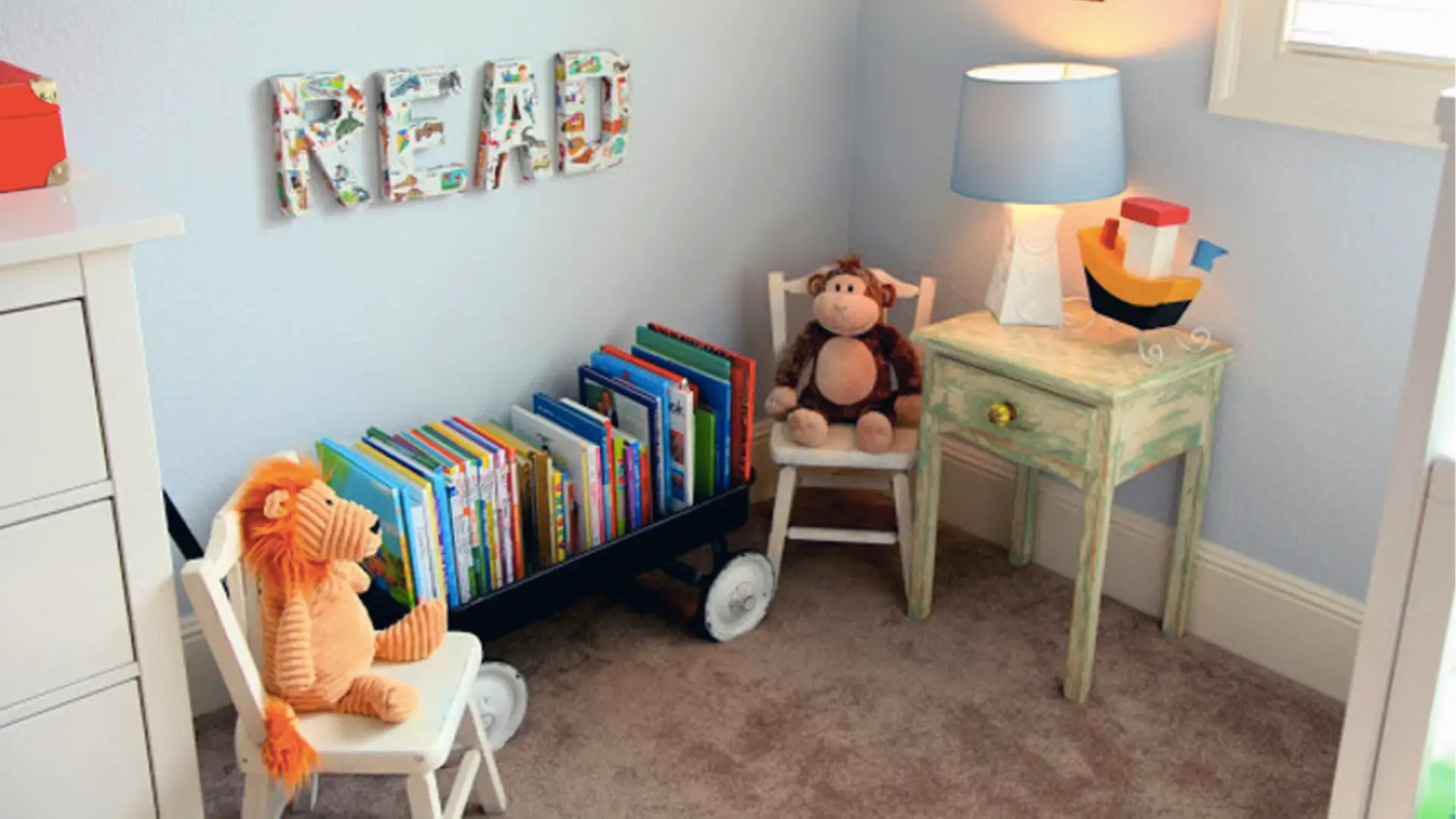 Cantinho de leitura com caixotes de feira vs. prateleiras de papelão: qual a melhor opção para seu filho?