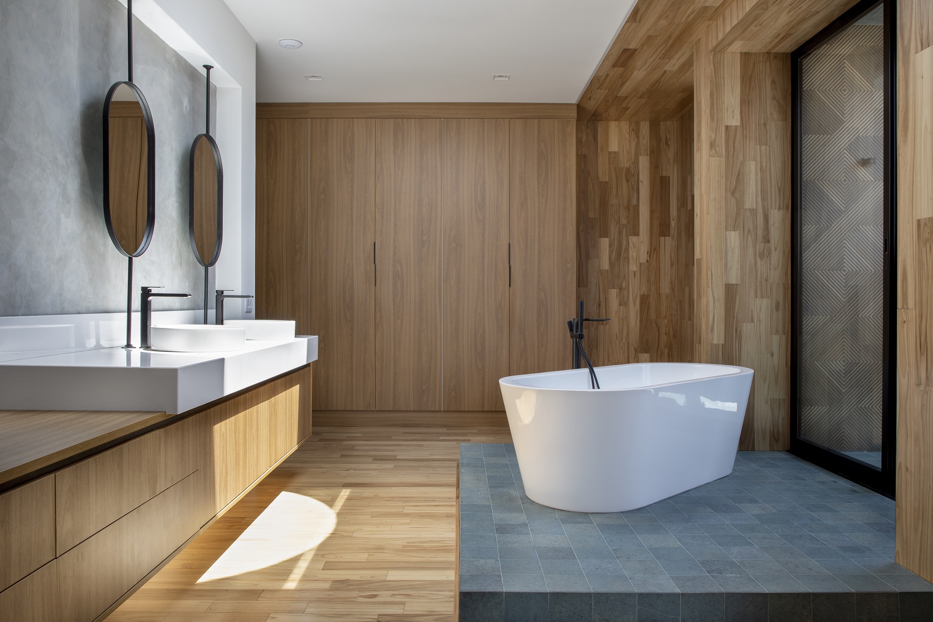 Acabamento Amadeirado em Áreas Externas: Durabilidade e Estilo para Sua Fachada