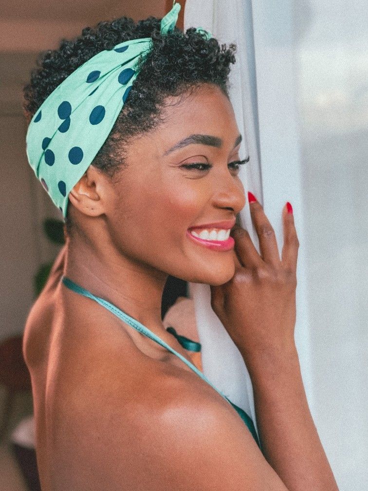 Presilhas, Tiaras e Lenços: Como Estilizar Cabelos Curtos com Elegância