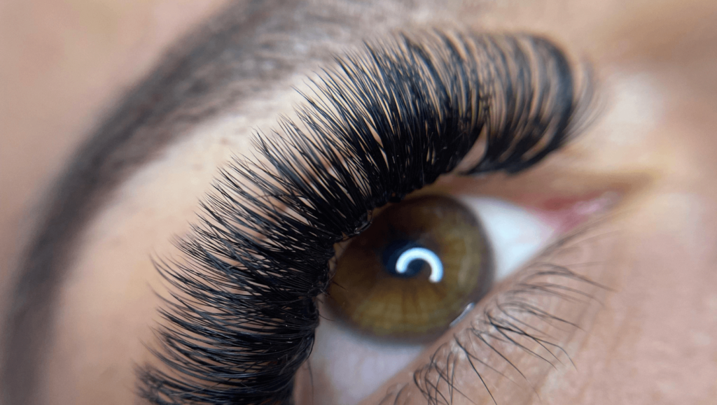 Alongamento de cílios volume brasileiro