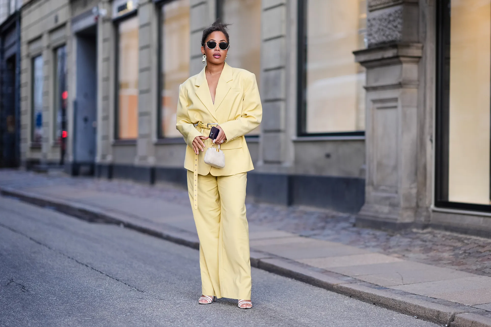 5 ideias de títulos:
1. Amarelo Manteiga: A Cor Que Vai Dominar 2025
2. Como Usar Amarelo Manteiga na Moda e Decoração
3. Butter Yellow: O Novo Neutro Elegante para Seus Looks
4. Tendências de Cores: Por Que o Amarelo Manteiga é Essencial
5. Amarelo Manteiga: Versatilidade e Sofisticação para Todas as Estações