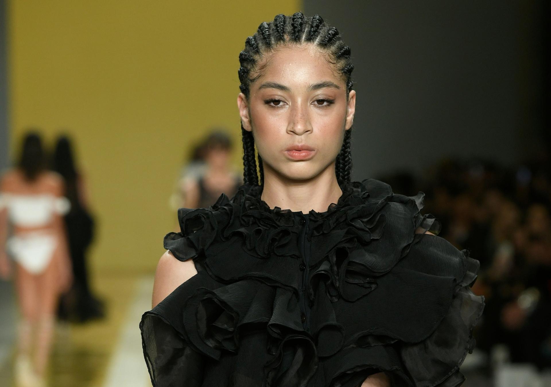 5 ideias de títulos:
1. Amir Slama: A Evolução do Beachwear Brasileiro para Alta Moda
2. Do Legado Rosa Chá à Marca Autoral: A Trajetória de Amir Slama
3. 