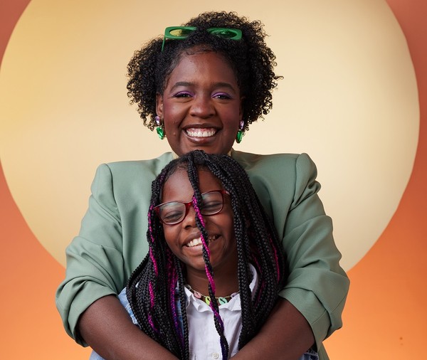 5 ideias de títulos:
1. Ana Paula Xongani: A Voz da Moda Afro-Brasileira e do Empreendedorismo Negro.
2. Desvendando o Universo de Ana Paula Xongani: Da Moda à Comunicação.
3. O Legado de Ana Paula Xongani: Empoderamento