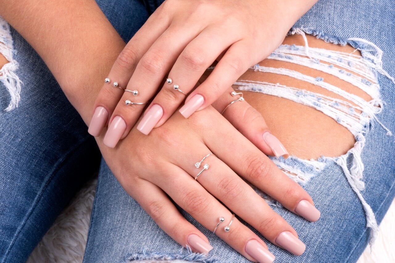 Estilos e Onde Encontrar as Melhores Peças
4. O Significado por Trás do Anel de Falange no Polegar
5. Anel de Falange: Dicas de Tamanho e Ajuste para Conforto Máximo