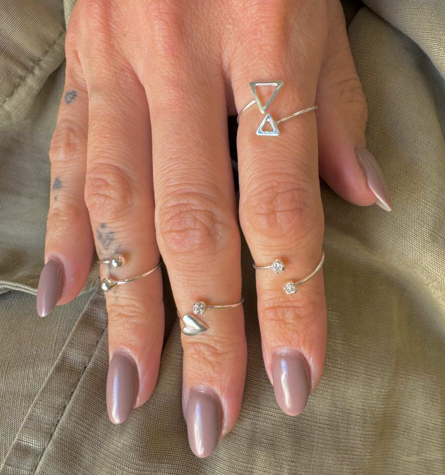 Estilos e Onde Encontrar as Melhores Peças
4. O Significado por Trás do Anel de Falange no Polegar
5. Anel de Falange: Dicas de Tamanho e Ajuste para Conforto Máximo