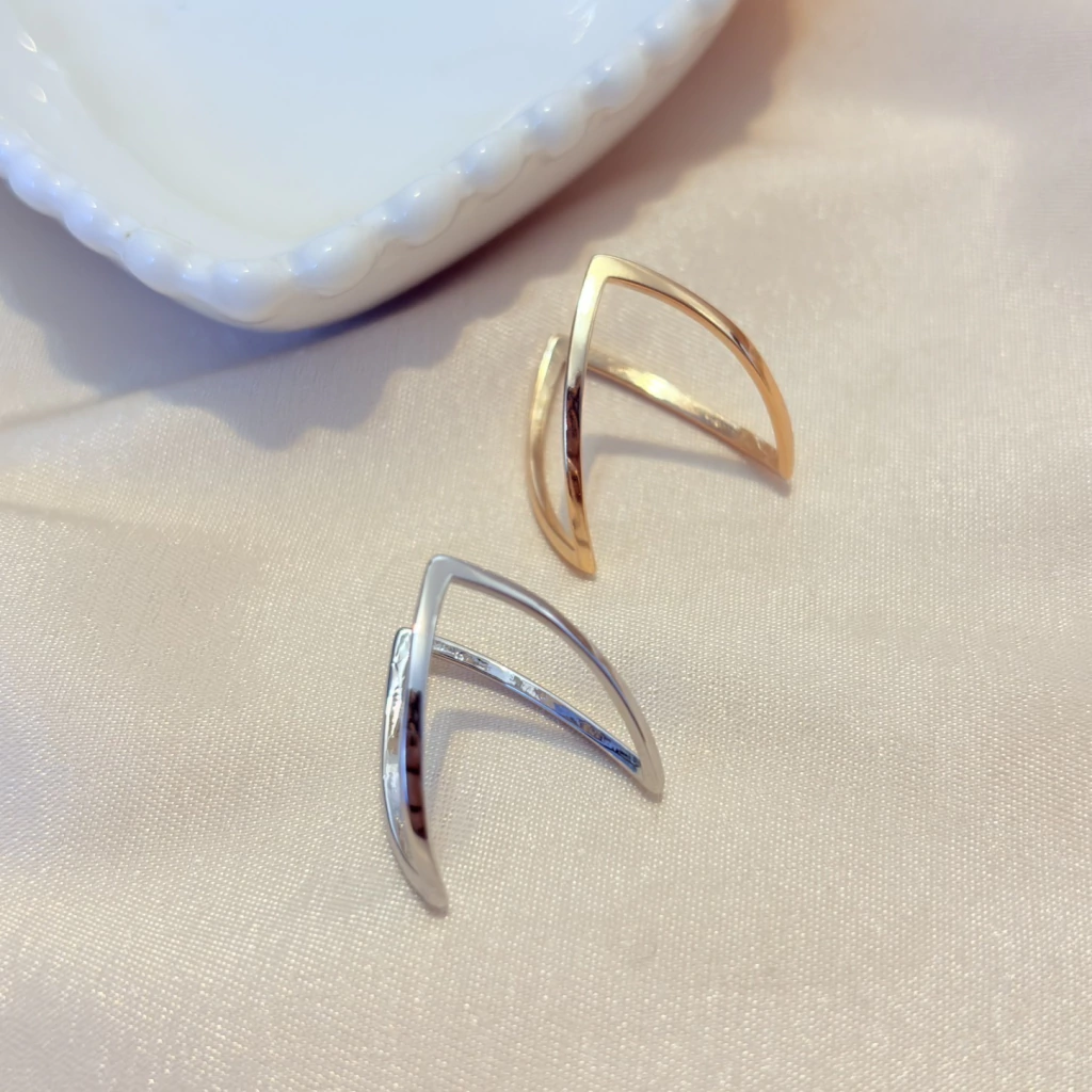 5 ideias de títulos:
1. Anel de Falange: O Guia Completo para Usar e Combinar
2. Mix de Anéis: Como Criar o Visual Perfeito com Anéis de Falange
3. Anel de Falange: Materiais