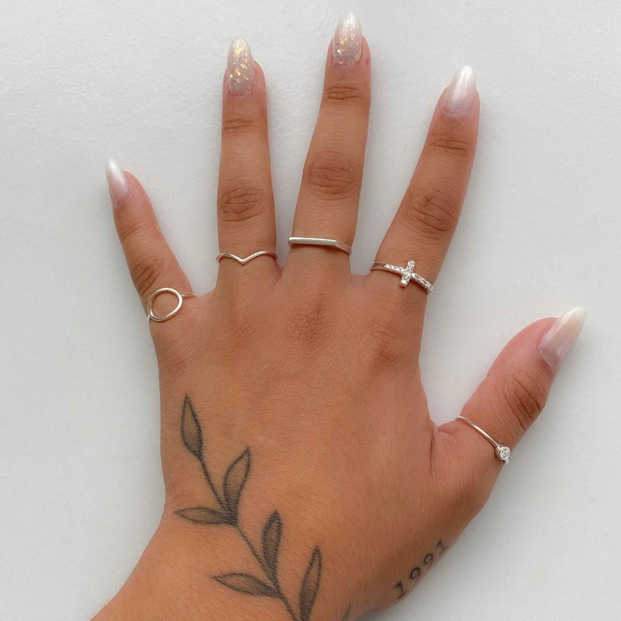 Estilos e Onde Encontrar as Melhores Peças
4. O Significado por Trás do Anel de Falange no Polegar
5. Anel de Falange: Dicas de Tamanho e Ajuste para Conforto Máximo