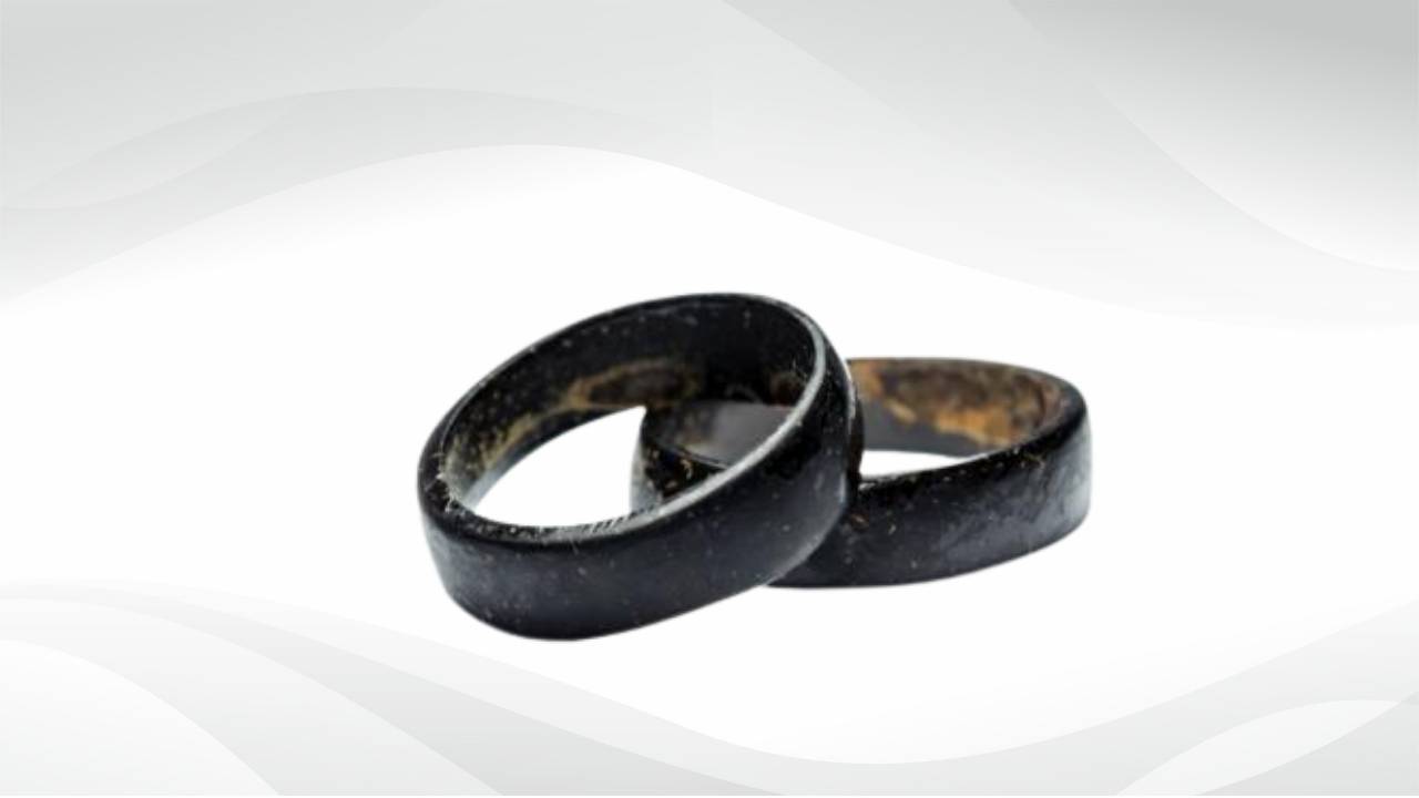 Anel Preto no Dedo Médio: O Símbolo Discreto da Comunidade Assexual