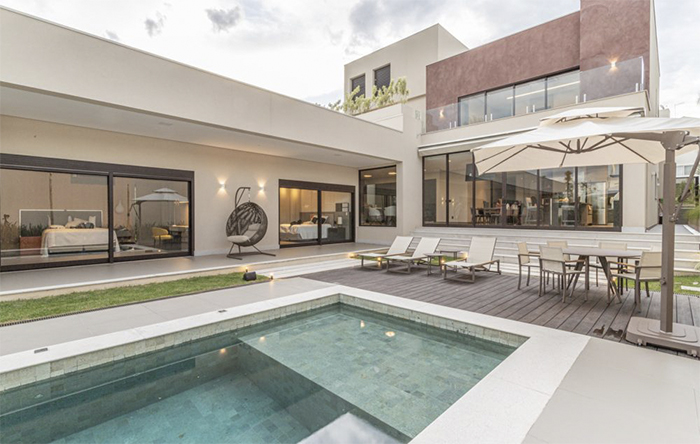 Como escolher o piso ideal para sua área de piscina