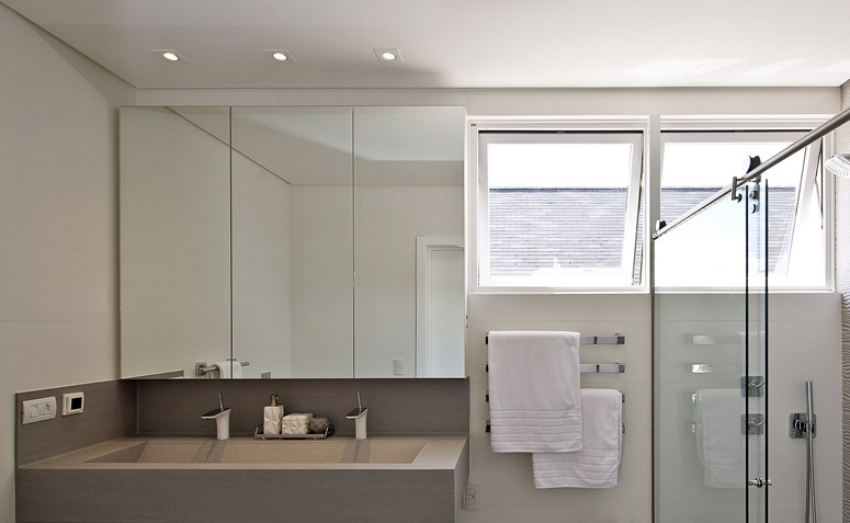 armario de banheiro com espelho e nichos laterais