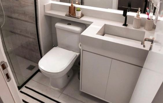 armário de banheiro pequeno suspenso vs. de chão