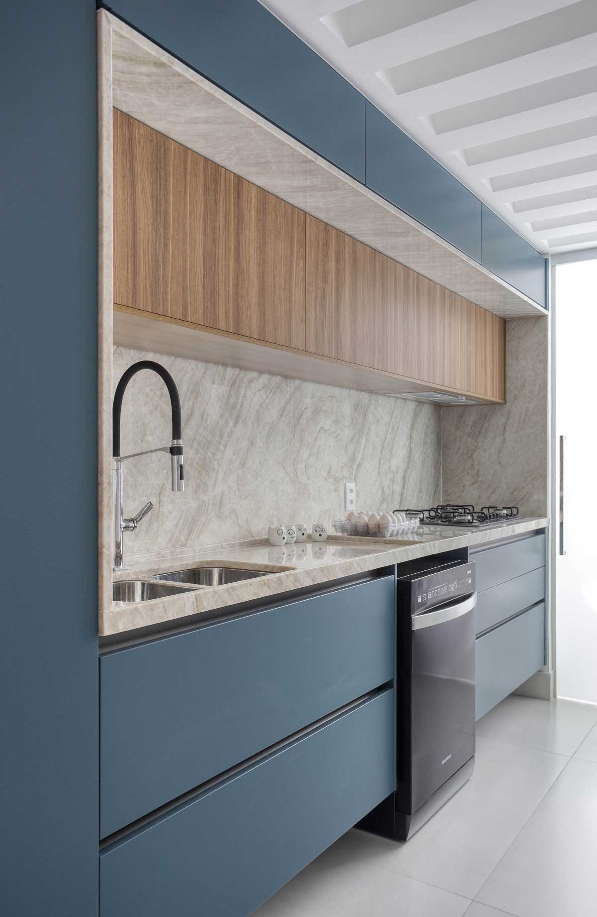 MDF na cozinha: durabilidade e design para seu armário azul