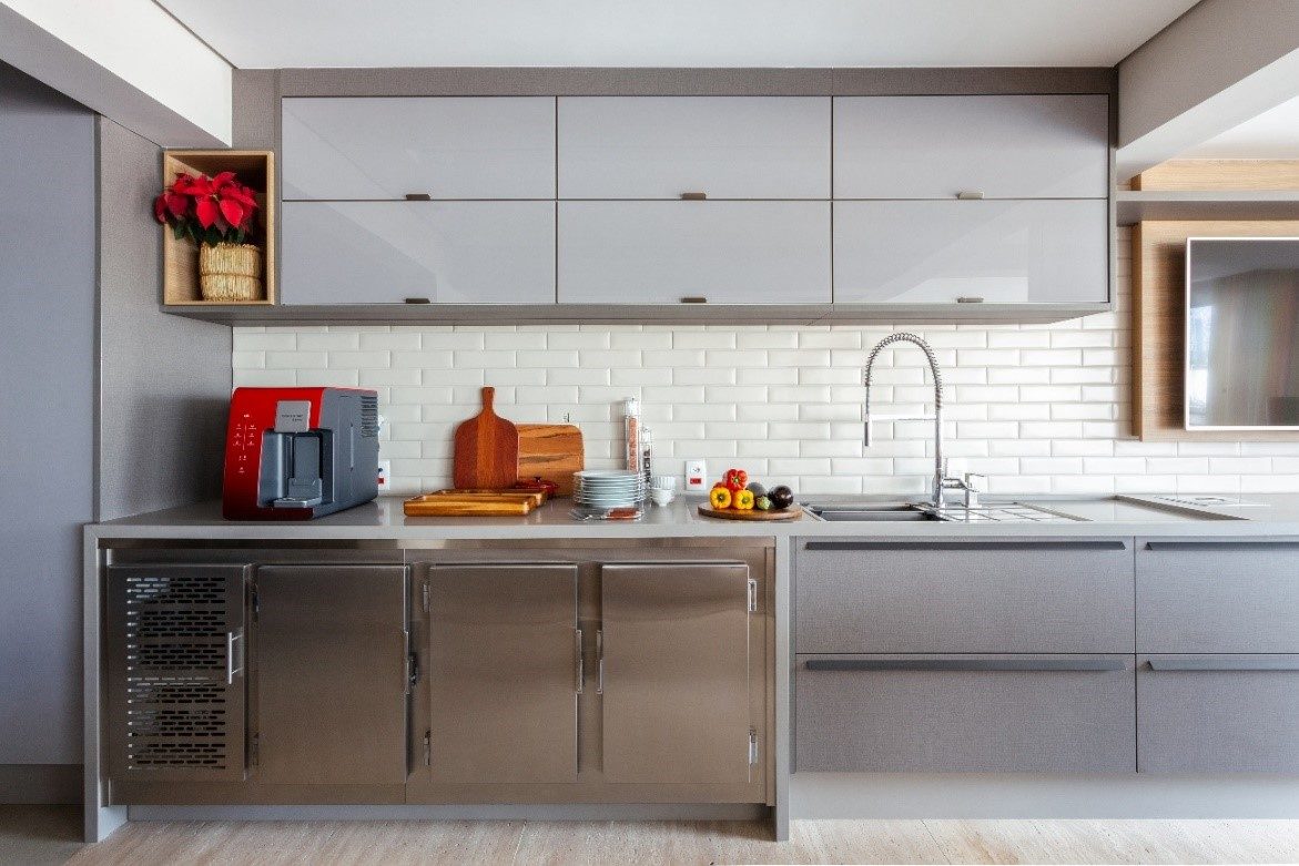 armário de cozinha cinza