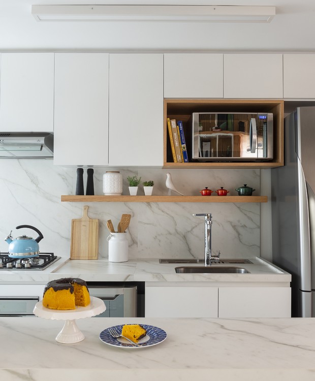 ideias de armário de cozinha na parede para casas pequenas