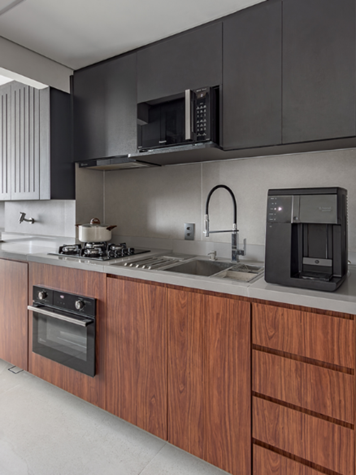 1. MDF ou MDP: Qual o Melhor Material para Seu Armário de Cozinha? 2. Todeschini vs Italínea: Comparativo de Marcas de Móveis Planejados. 3. Tendências de Cozinha 2026: Minimalismo e Tecnologia Invisível. 4. Como Calcular o Preço por m² de uma Cozinha Planejada. 5. Triângulo Funcional: O Segredo para uma Cozinha Prática e Eficiente.