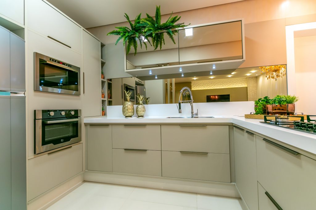 armário planejado cozinha com geladeira embutida