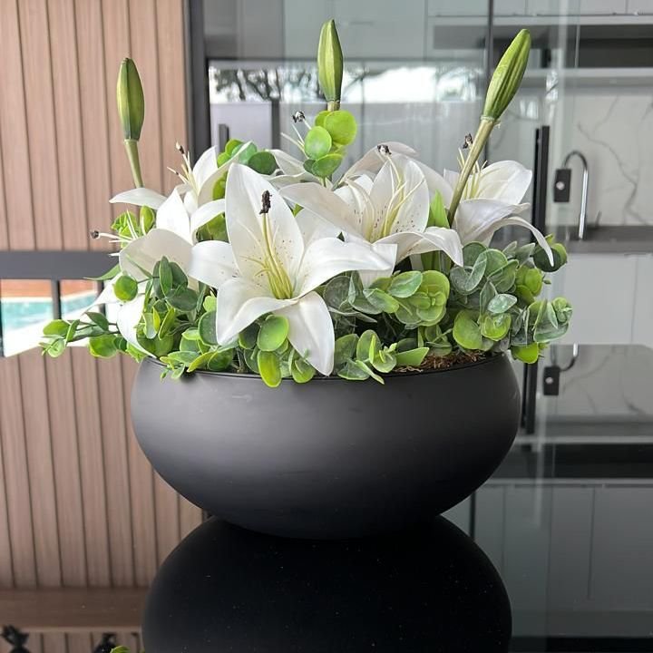 arranjo de mesa de jantar baixo com pinhas