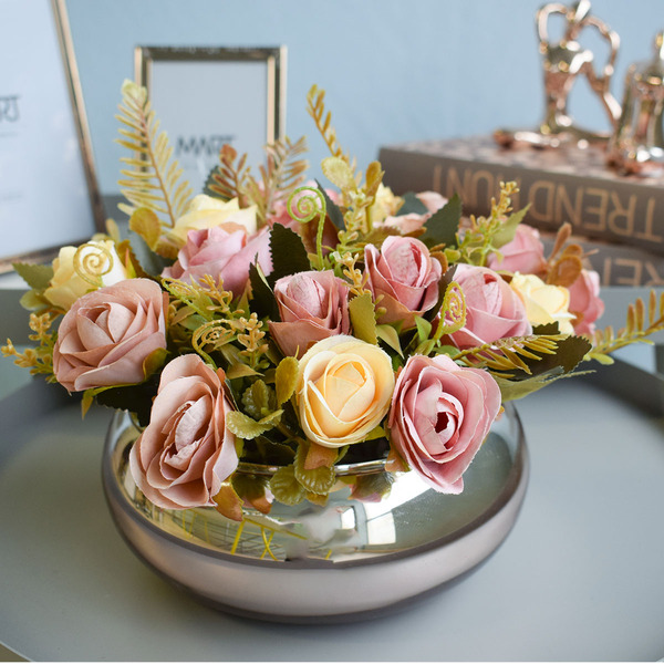 arranjo de mesa de jantar baixo com flores naturais