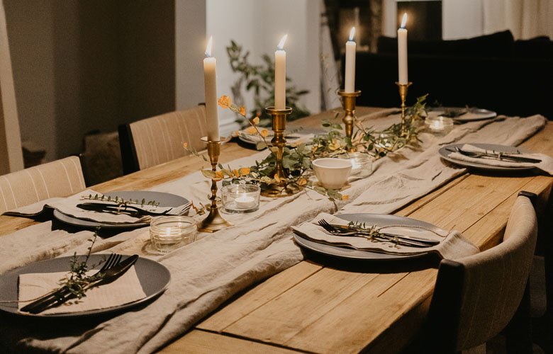 arranjo de mesa de jantar baixo com folhagens