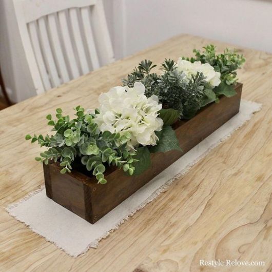 arranjo de mesa de jantar baixo com suculentas