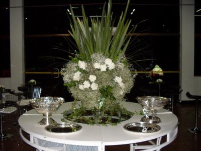 arranjo de mesa de jantar baixo com orquídeas