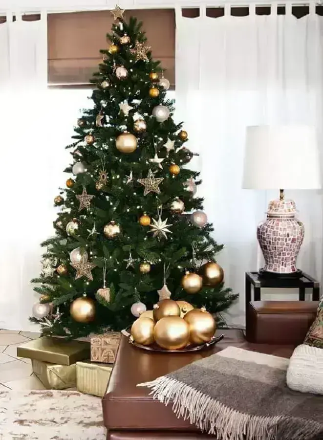 árvore de natal grande decorada
