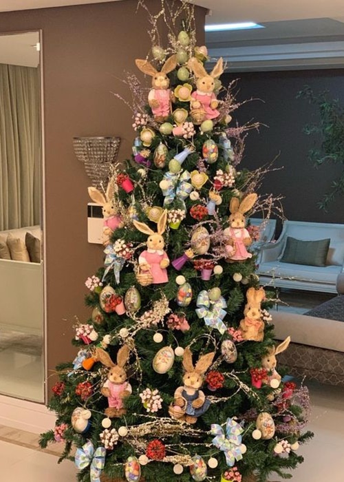 árvore de natal grande vs árvore de natal pequena