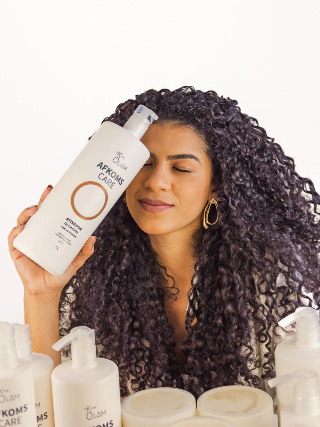 Ativador de Cachos: Como Escolher e Usar para Cabelos Perfeitos