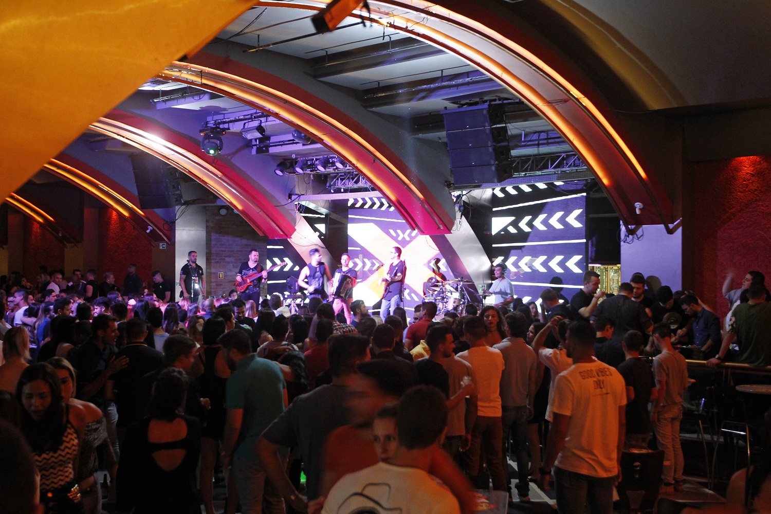 1. Guia Completo dos Bares de Rock em Curitiba
2. Descubra a Cena Eletrônica de Curitiba: Os Melhores Clubs
3. Vida Noturna no Batel: Onde Ir para Curtir a Noite
4. Largo da Ordem: A Boemia Clássica de Curitiba
5. Curitiba para Jovens: Baladas e Bares com Música Indie e Pop