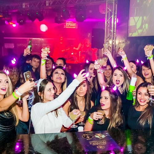 1. Guia Completo dos Bares de Rock em Curitiba
2. Descubra a Cena Eletrônica de Curitiba: Os Melhores Clubs
3. Vida Noturna no Batel: Onde Ir para Curtir a Noite
4. Largo da Ordem: A Boemia Clássica de Curitiba
5. Curitiba para Jovens: Baladas e Bares com Música Indie e Pop