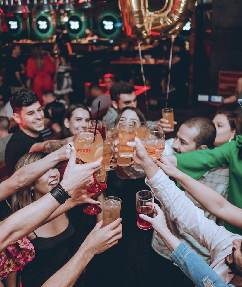 1. Guia Completo dos Bares de Rock em Curitiba
2. Descubra a Cena Eletrônica de Curitiba: Os Melhores Clubs
3. Vida Noturna no Batel: Onde Ir para Curtir a Noite
4. Largo da Ordem: A Boemia Clássica de Curitiba
5. Curitiba para Jovens: Baladas e Bares com Música Indie e Pop