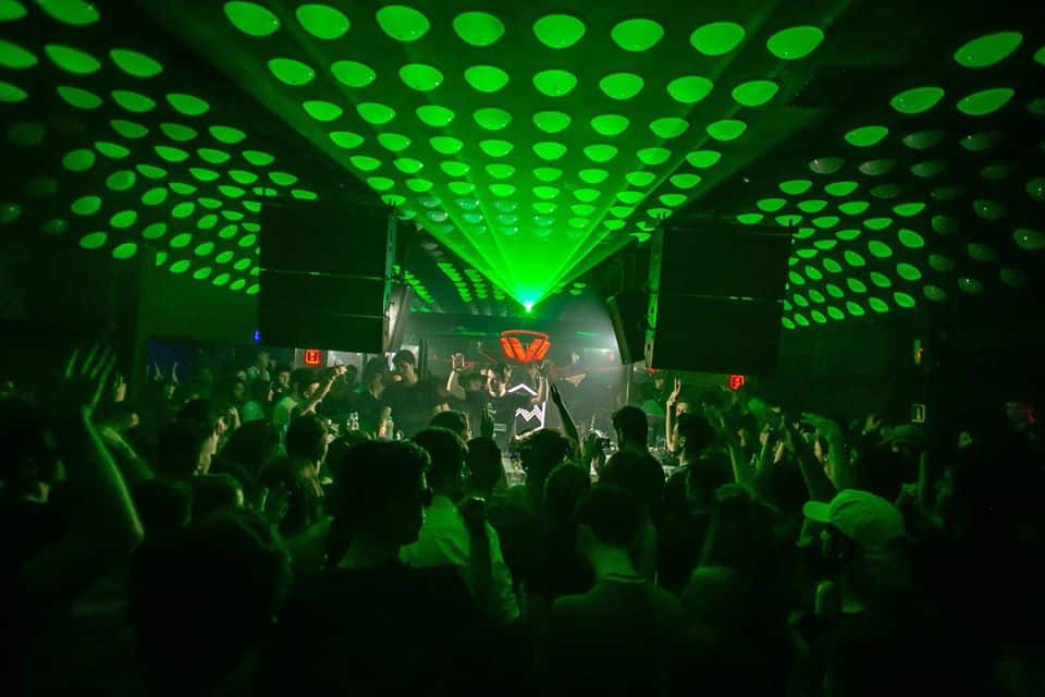 1. Guia Completo dos Bares de Rock em Curitiba
2. Descubra a Cena Eletrônica de Curitiba: Os Melhores Clubs
3. Vida Noturna no Batel: Onde Ir para Curtir a Noite
4. Largo da Ordem: A Boemia Clássica de Curitiba
5. Curitiba para Jovens: Baladas e Bares com Música Indie e Pop