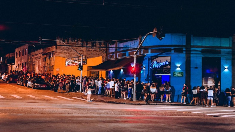 1. Guia Completo dos Bares de Rock em Curitiba
2. Descubra a Cena Eletrônica de Curitiba: Os Melhores Clubs
3. Vida Noturna no Batel: Onde Ir para Curtir a Noite
4. Largo da Ordem: A Boemia Clássica de Curitiba
5. Curitiba para Jovens: Baladas e Bares com Música Indie e Pop