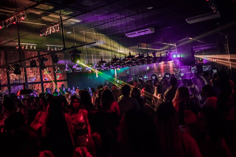 1. Guia Completo dos Bares de Rock em Curitiba
2. Descubra a Cena Eletrônica de Curitiba: Os Melhores Clubs
3. Vida Noturna no Batel: Onde Ir para Curtir a Noite
4. Largo da Ordem: A Boemia Clássica de Curitiba
5. Curitiba para Jovens: Baladas e Bares com Música Indie e Pop