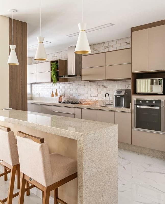 Inspirações de Design: Balcões de Cozinha Americana em Granito e Madeira