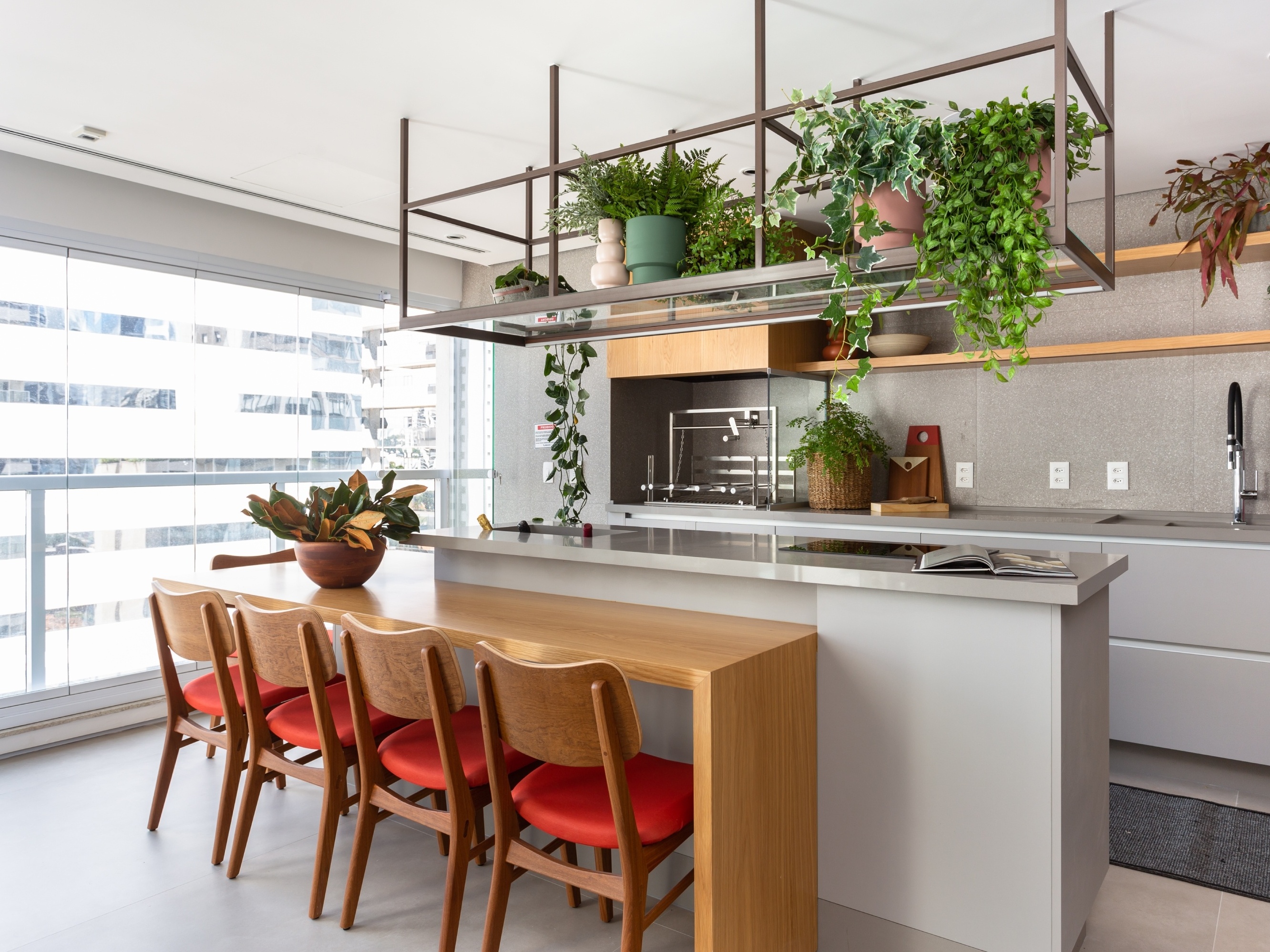 Mesa Acoplada vs. Extensão da Bancada: Qual o Melhor Estilo para sua Ilha?