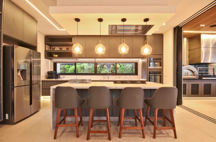 bancada de cozinha com ilha e mesa