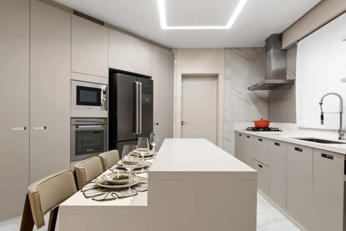 bancada de cozinha com mesa