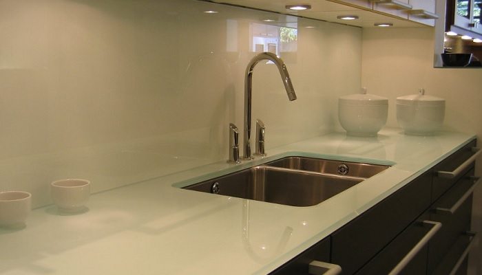 ideias de bancada de cozinha com vidro para espaços pequenos